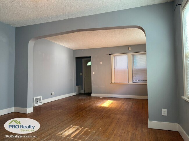Building Photo - 4 Bedroom House in St. Paul