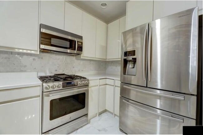 Building Photo - 320 Midland Ct