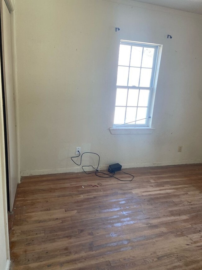 Building Photo - Lease to Purchase! Make Ready Home!