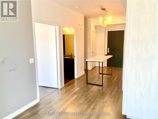 Photo du bâtiment - 8 Eglinton Ave E