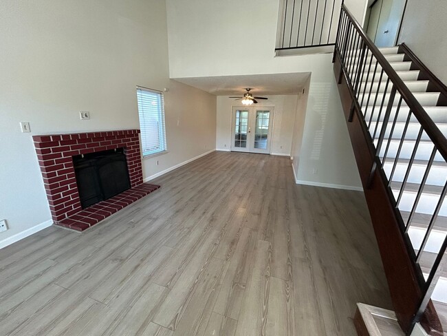 Building Photo - AVAILABLE NOW!!!