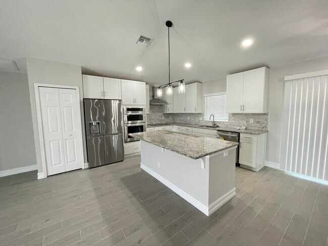 Foto del edificio - 742 NW Fairhaven Dr