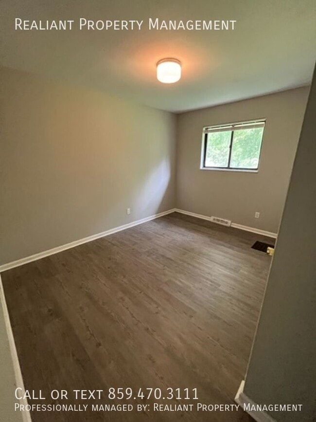 Building Photo - 487 Whispering Hills Dr