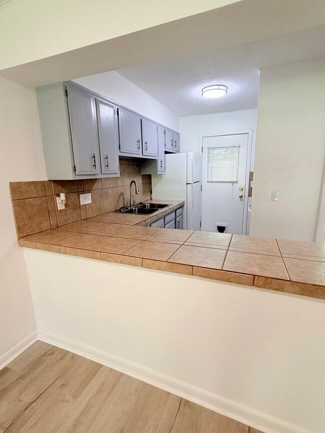 Building Photo - Great Arden Location - 2 Bed, 1.5 Bath Condo - Available Now!