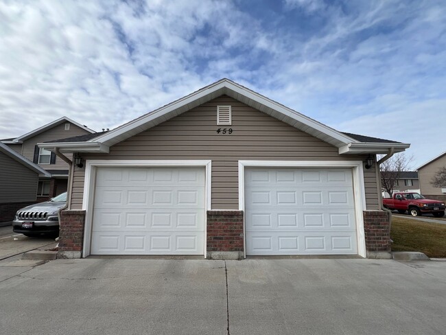 Building Photo - 3 Bedroom 1.5 Bathroom townhouse