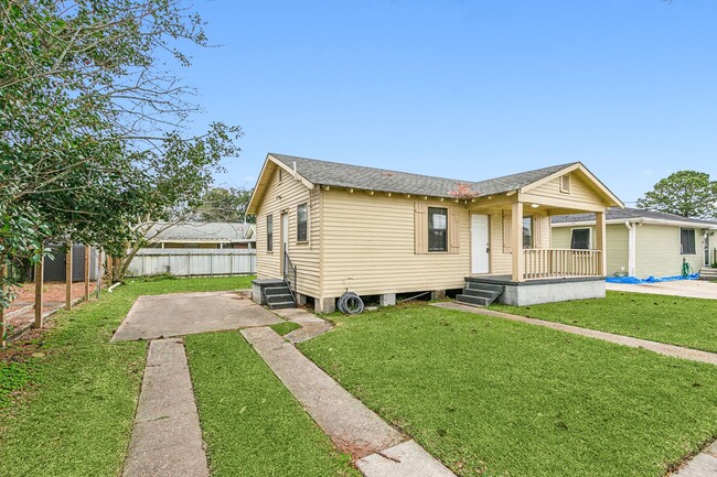 Building Photo - Better Price! Renovated Chalmette 2 Bedroo...