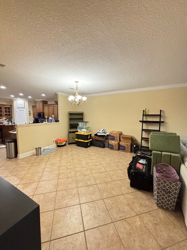Building Photo - Rare find! 4/2 in Laurel Island