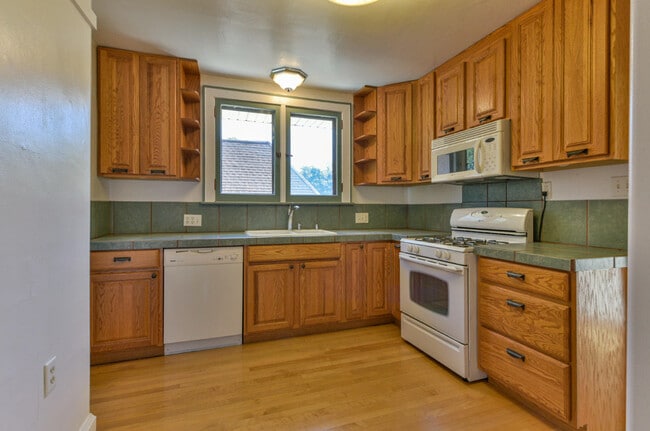 Building Photo - 5927 W Wisconsin Ave