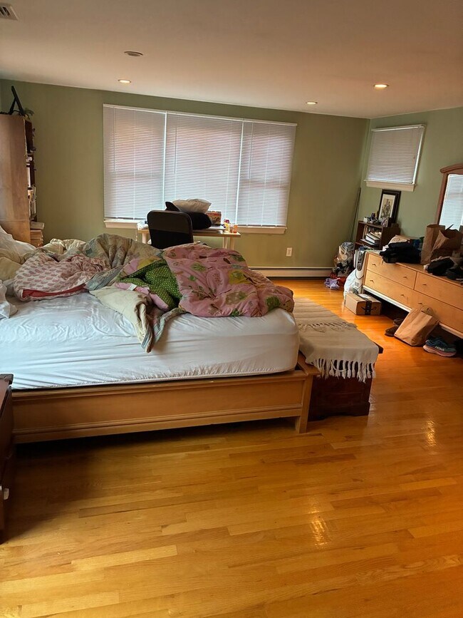 Foto del edificio - Huge 4 bed single family house in Newton for rent!!