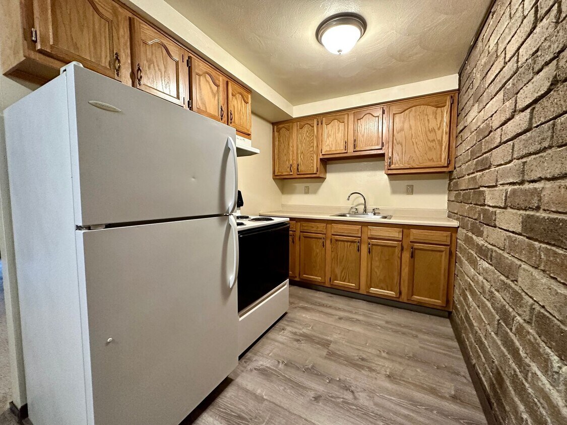 Beautiful One Bedroom Apartment with A/C, Parking & On-Site Laundry! Call Today! - Beautiful One Bedroom Apartment with A/C, Parking & On-Site Laundry! Call Today!
