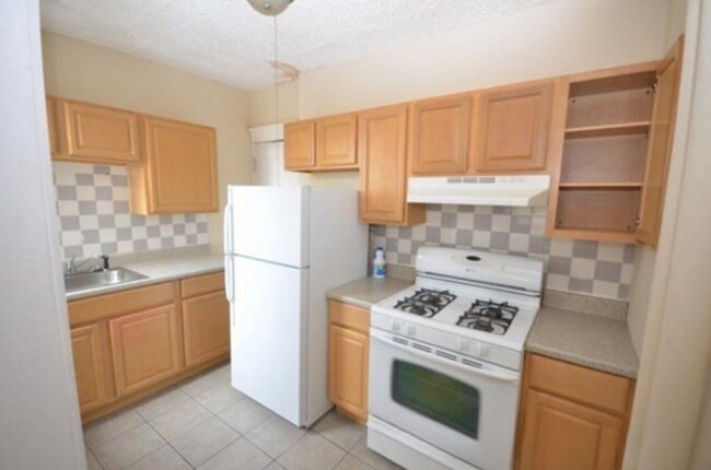 Building Photo - 158 Kelton St