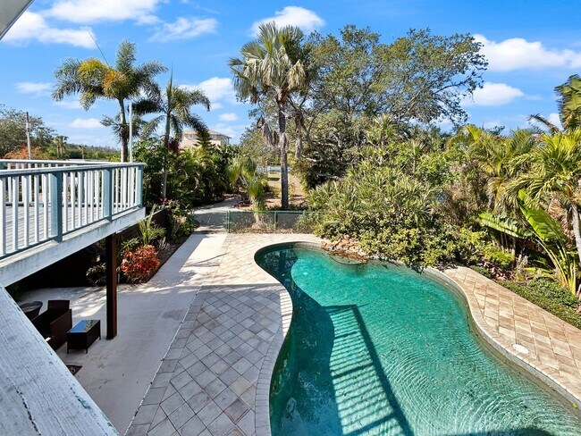 Foto del edificio - 4 Bed Waterfront Paradise with Pool, Dock & Gulf Access in Baileys Bluff