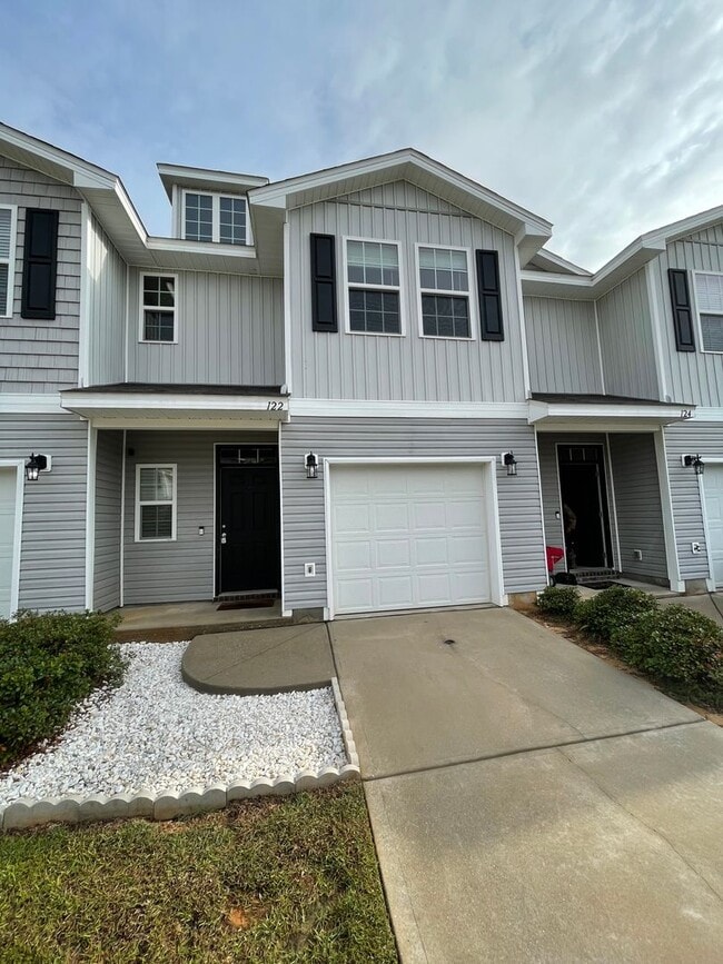 Building Photo - *** MOVE IN SPECIAL! Half OFF 1st Month's Rent!
