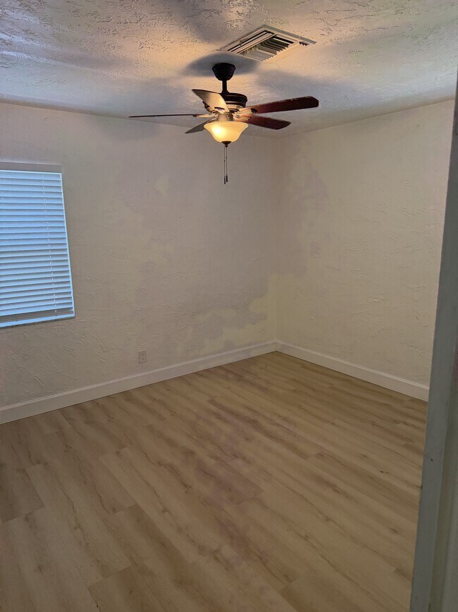 Foto del edificio - 923 Ivanhoe Way S