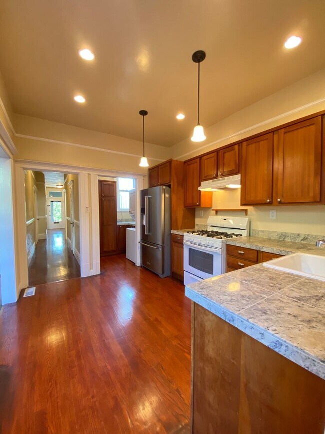 Building Photo - Ready now, large flat, in-unit laundry