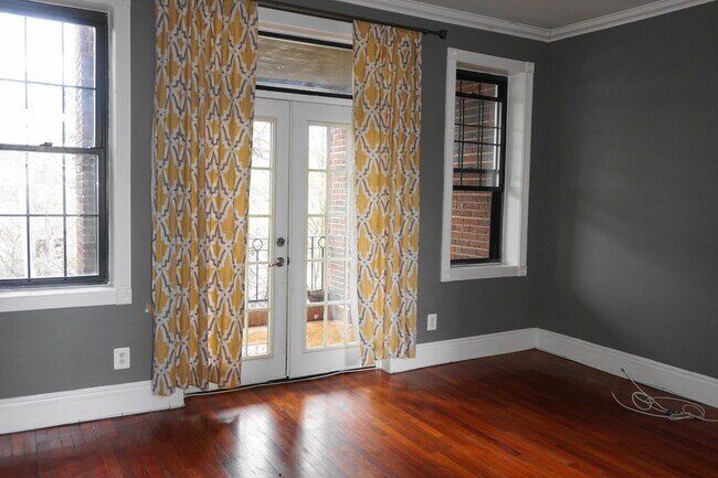 Building Photo - Charming 2 Bedroom/1 Bathroom Apartment in Reservoir Hill, MD!