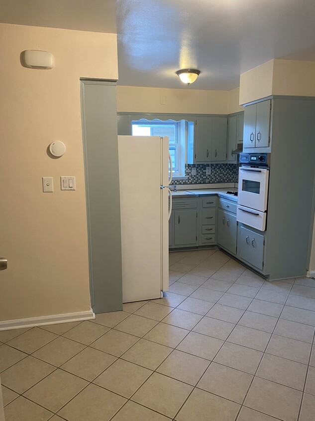 Bright and sunny kitchen - 1560 Hutchinson River Pky