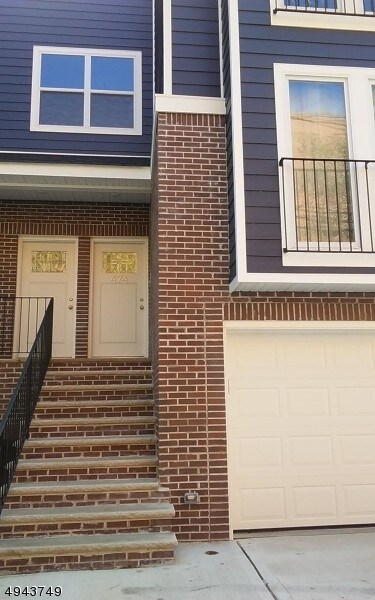 Building Photo - 474 4th Ave W
