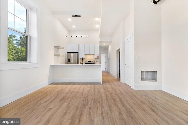 Building Photo - 2300 W 17th St