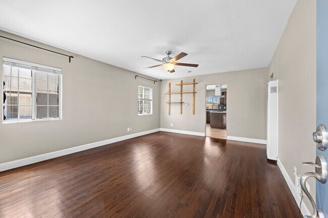 Building Photo - 3 Bedroom Home with Yard!