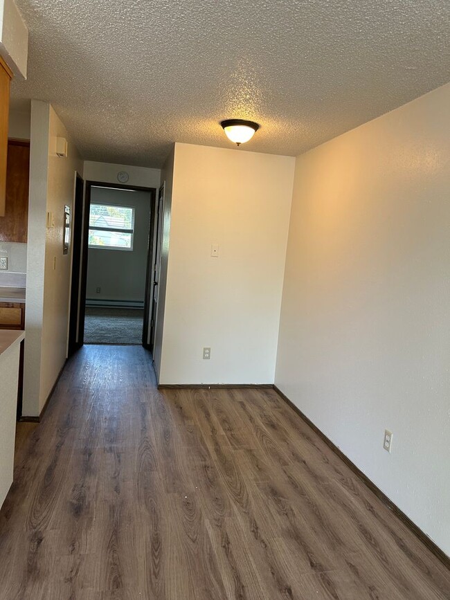 Building Photo - (906) Pioneer Street - 1 Bedroom / 1 Bathroom