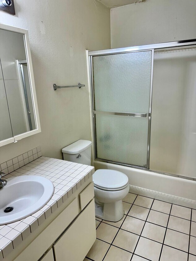 Foto del edificio - 2 Bed/ 1 bath with 1 car garage
