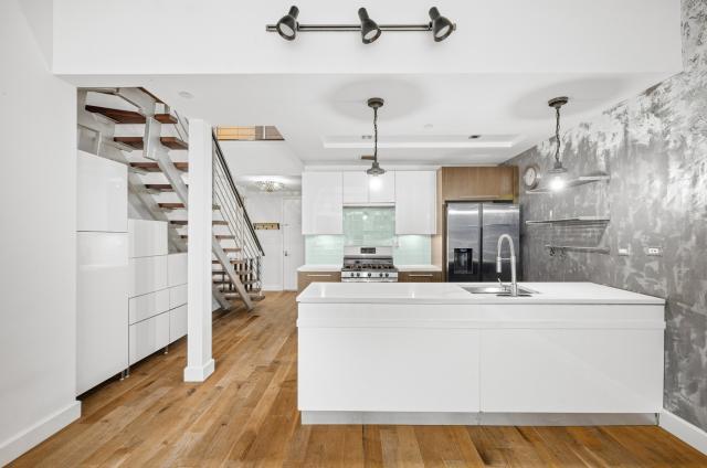 Building Photo - 1 bedroom in LONG ISLAND CITY NY 11101