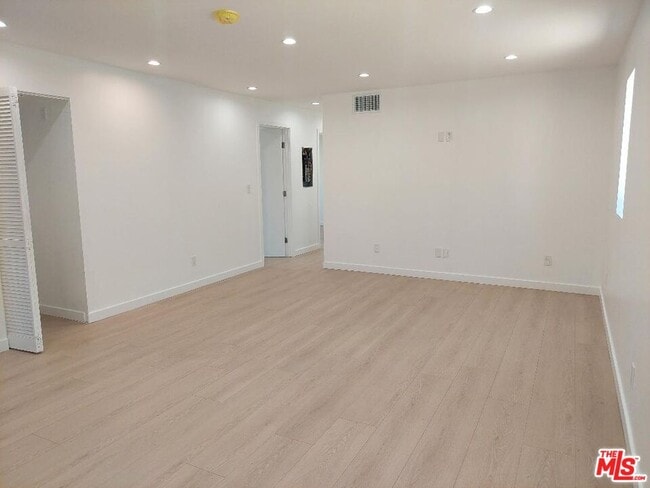 Foto del edificio - 130 W 59th Pl