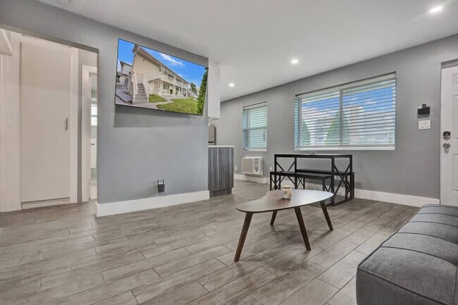 Foto del edificio - 906 N Riverside Dr