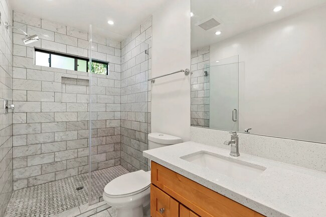 Foto del edificio - Beautiful clean/private building in one of...