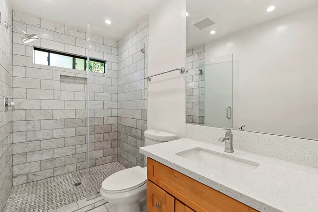 Building Photo - Beautiful clean/private building in one of...