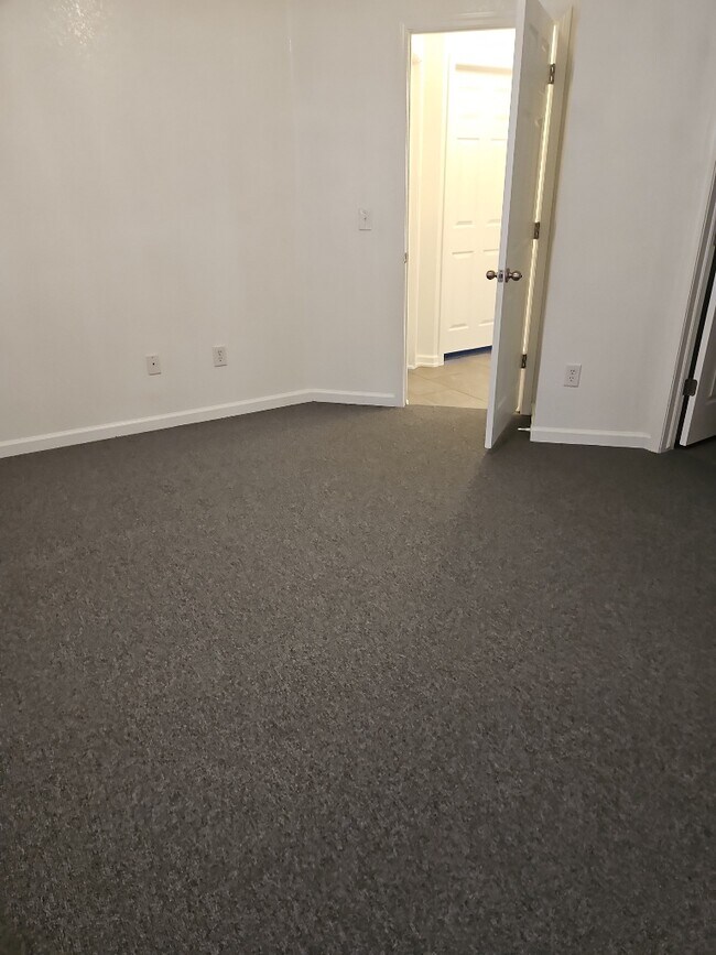 Foto del edificio - 210 Country West Rd