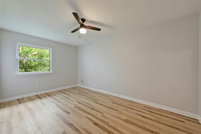 Foto del edificio - 5616 Emerald Forest Dr