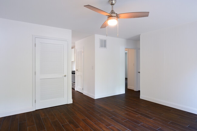 Building Photo - 6 Dogwood Ct