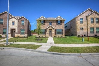 Building Photo - 10013 Elkhorn Dr