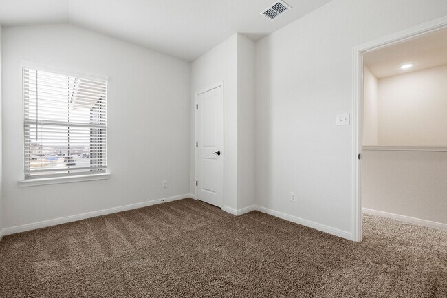 Building Photo - Like New, open floor plan, duplex located ...