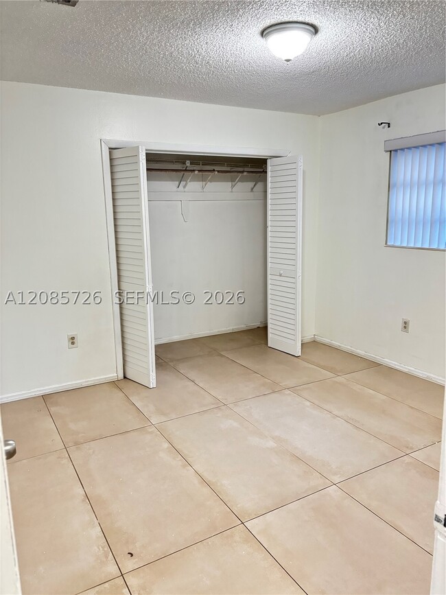 Foto del edificio - 5919 SW 4th St