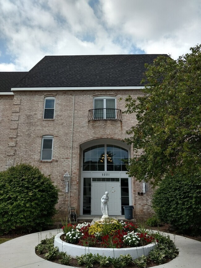 Foto del edificio - 5201 Carriage Way Dr