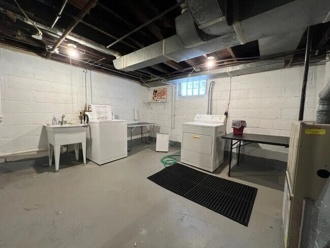 Foto del edificio - 357 W 9th St