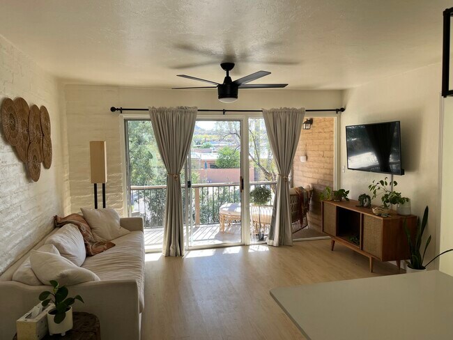 Building Photo - 2 W Greenock Dr