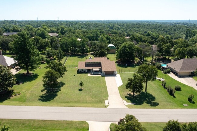 Foto del edificio - 7808 Forest Ln