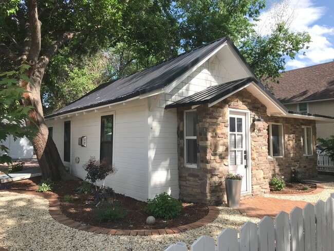 Foto del edificio - 420 N Pikes Peak Ave