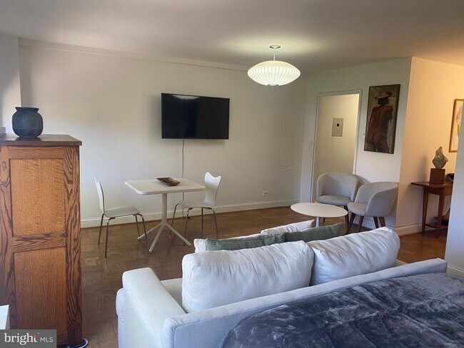 Foto del edificio - 1200 N Nash St