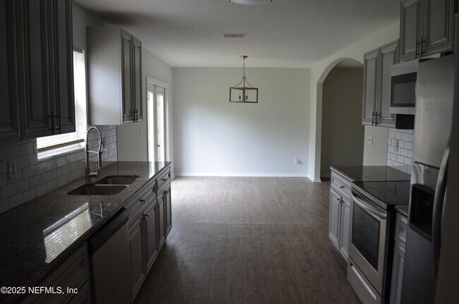 Foto del edificio - 7061 Civic Club Dr