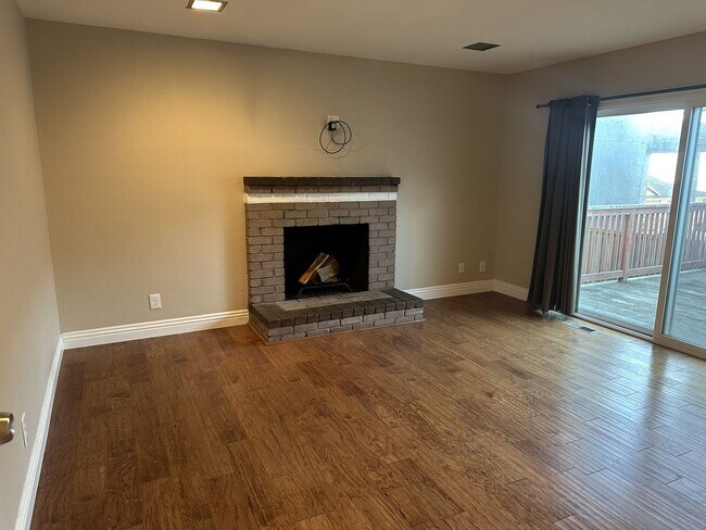 Building Photo - Great 3 bed / 2 bath home near the Oakland...