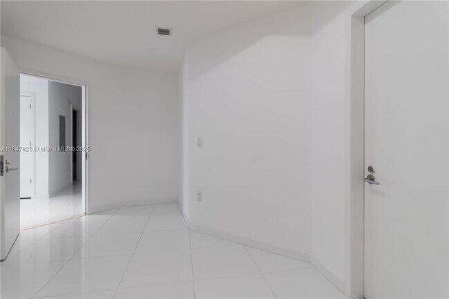 Foto del edificio - 851 NE 1st Ave