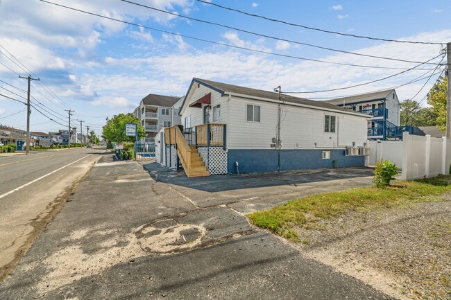 Building Photo - 174 E Grand Ave