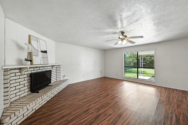 Building Photo - 7101 Christie Ln