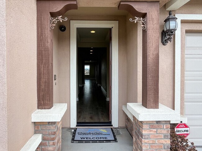 Building Photo - 5bd/3ba, 3969 sq ft Home in Gated Communit...