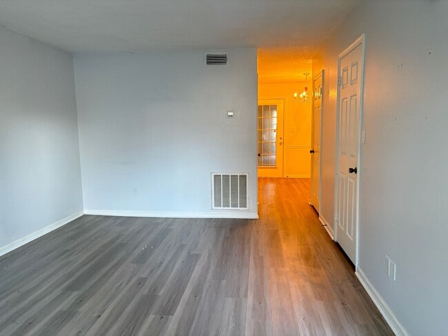 Foto del edificio - 2 Bedroom, 1.5 Bathroom Condo in Winston-Salem!